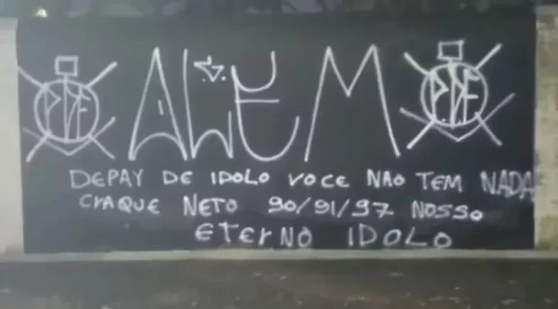 Memphis Depay e Augusto Melo são alvos de protestos em meio à crise no ...