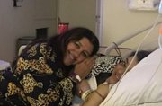 Tratando câncer nos EUA, Preta Gil recebe visita de Regina Casé