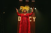 Grace Gianoukas revive Dercy Gonçalves em espetáculo no Theatro 4 de Setembro