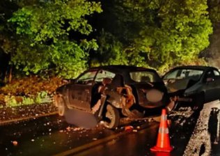 Acidente na BR-282 deixa uma pessoa morta e duas em estado grave após batida entre três veículos em SC