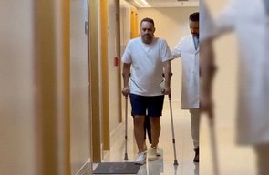 Brasiliense atingido por onda em Recife volta a andar com muletas após dois meses