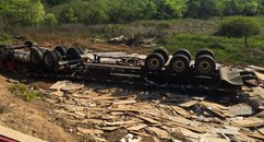 Atualização: Caminhão sai da pista, capota e deixa uma pessoa morta na BR-135
