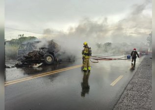 Caminhões batem de frente e pegam fogo na BR-497