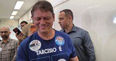 Candidato à reeleição em SP, Tarcísio de Freitas vota em escola no Morumbi