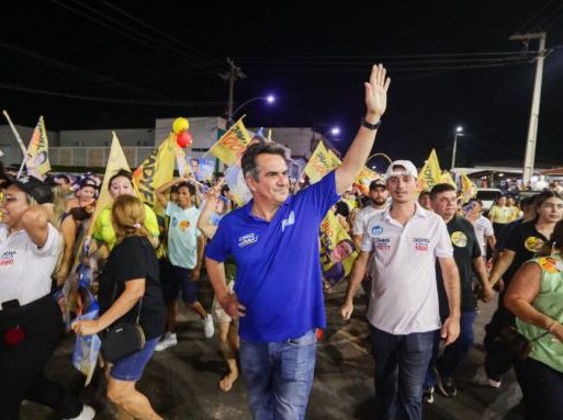 Ciro Nogueira é recebido por apoiadores em Cocal durante reta final da campanha