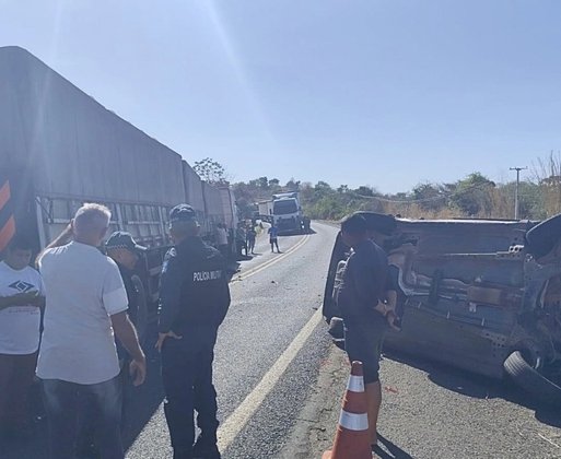 Colisão entre carro e carreta deixa uma pessoa morta na BR-316, em Barro Duro