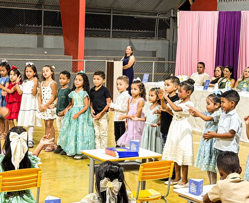 Crianças de 5 anos lançam os próprios livros em evento literário em Baixa Grande do Ribeiro