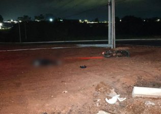 Dois homens morrem após moto atravessar canteiro em rotatória