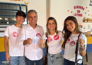 Dr. Vinícius vota acompanhado da família em Teresina