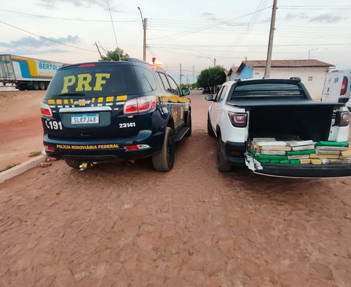 Dupla é presa com 50 kg de drogas em caixas de papelão no Piauí; passageiro passou mal após abordagem da PRF