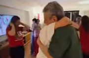 Ex-casal, Chico Buarque e Marieta Severo se emocionam e celebram vitória de Lula com abraço