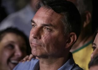 Flávio Bolsonaro deixa Senado em 2027; investigações podem sair do STF