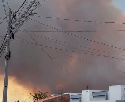 Incêndio de grandes proporções assusta moradores no Residencial Judite Nunes, Zona Sul de Teresina