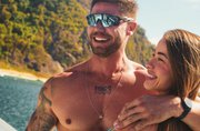 Jonas Sulzbach posa com modelo e ganha torcida da mãe