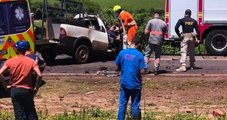 Motorista morre e passageiro fica preso às ferragens em batida entre picape e carreta em Naviraí