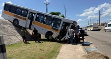 Ônibus escolar cai de ribanceira e invade pista após perder controle