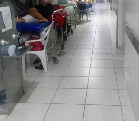 Pacientes ficam amontoados em corredores da UPA do Renascença, em Teresina