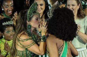 Paolla Oliveira troca selinho com Iza ao receber coroa da Imperatriz Leopoldinense