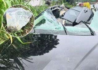 Pedra de 50 kg cai de caminhão, atinge carro e deixa mulher de 60 anos gravemente ferida