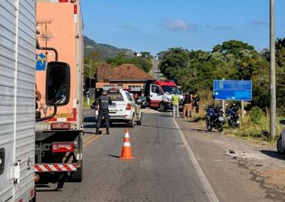 Professora morre em acidente de moto ao atropelar cachorro em rodovia