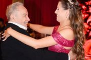 Stênio Garcia dança valsa aos 95 anos e vira