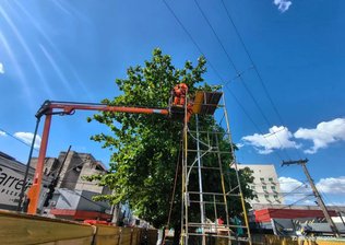 Trabalhador morre e outro fica ferido após andaime atingir rede elétrica