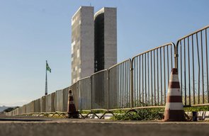 Trânsito no DF tem bloqueios e desvios neste domingo de eleição