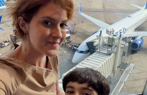 Viúva de Lito Sousa posta foto com filho e homenageia piloto