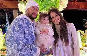 Amanda Kimberlly reage a críticas sobre filha fora da festa de Neymar