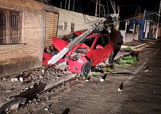 Colisão de carro de passeio em um poste causa um grande susto e danos materais