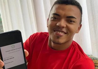 Estudante que devolveu Pix de R$ 200 mil é premiado pela honestidade