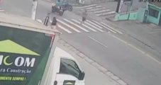 Homem dá “grau” em moto e atropela mulher na faixa de pedestres