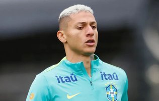 Richarlison doa R$ 200 mil a jovem que teve as duas pernas amputadas