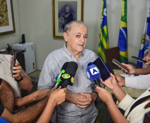 Silvio Mendes oficializa aumento para profissionais da educação em Teresina