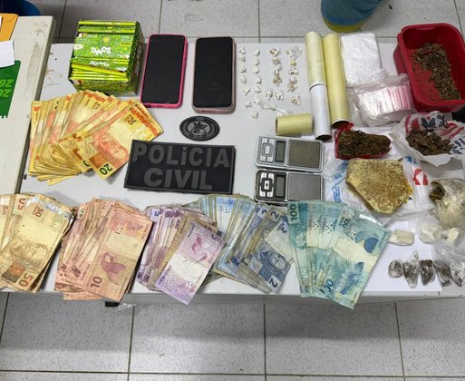 Comércio em frente à escola em Parnaíba era usado como boca de fumo; mulher é presa