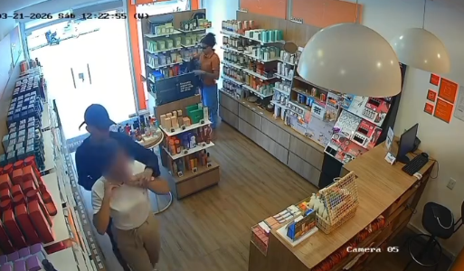 Dupla assalta loja de cosméticos com arma em menos de um minuto no Parque Piauí