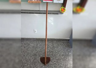 Adolescente ameaça matar professor com enxada em escola