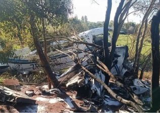 Avião que transportava fortuna de R$ 40 milhões cai e é saqueado