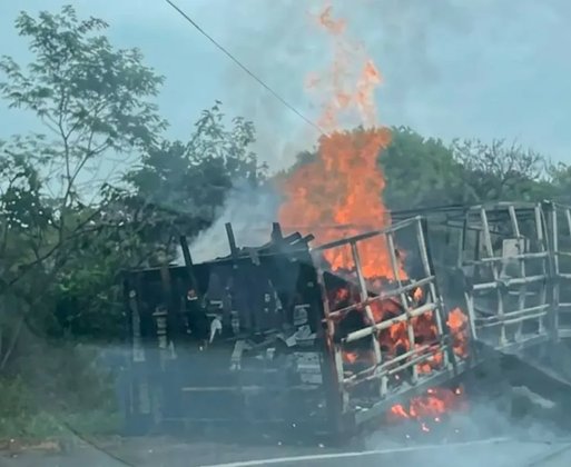 Caminhão pega fogo na BR-316, em Dom Expedito Lopes (PI)