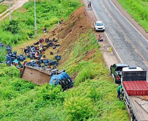 Caminhoneiro que sofreu acidente com carga de laranja em Geminiano morre após nove dias internado