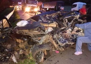 Casal e criança da mesma família morrem após carro ser destruído em colisão frontal com carreta na BR-116