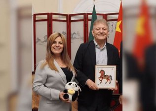 Embaixador e esposa são assaltados ao esperar carro de aplicativo