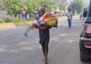 Homem caminha 3km com os restos mortais da irmã e vai até o banco para tentar sacar dinheiro