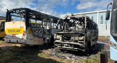 Incêndio atinge ônibus escolares no bairro Ipueiras em Picos