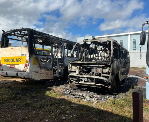 Incêndio atinge ônibus escolares no bairro Ipueiras em Picos