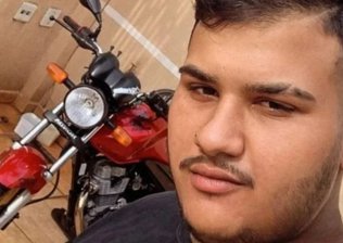 Jovem tenta fugir, mas é perseguido por atirador encapuzado e morto a tiros em frente a conveniência