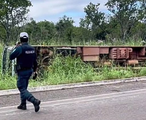 Ônibus escolar tomba na BR‑343 e deixa nove estudantes feridos em Floriano, no Sul do Piau