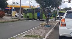 Ônibus quebra e trava cruzamento de avenidas no Centro de Teresina