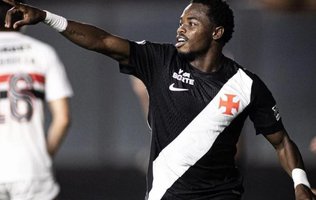 Vasco vence São Paulo de virada em noite de homenagem a Dinamite