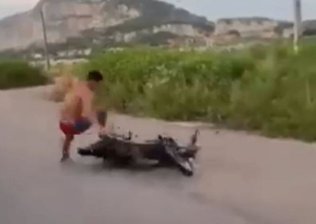 Adolescente de 16 anos morre após cair ao dar “grau” de moto